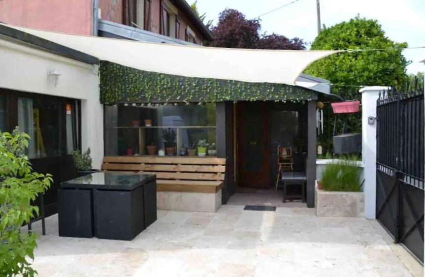 Leleka Hostel Esbly ภายนอก รูปภาพ